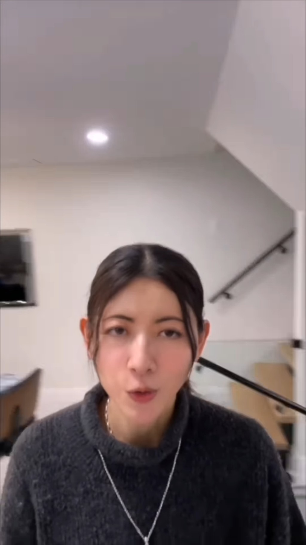 陳霽平於片中自拍在家中到處走,可見她居於獨立屋。 陳霽平於片中自拍在家中到處走,可見她居於獨立屋。