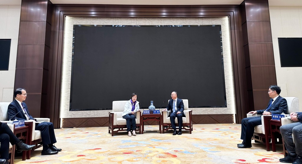 蔡若蓮（左二）上月底在北京拜訪中央港澳辦副主任農融（右二）。政府新聞處