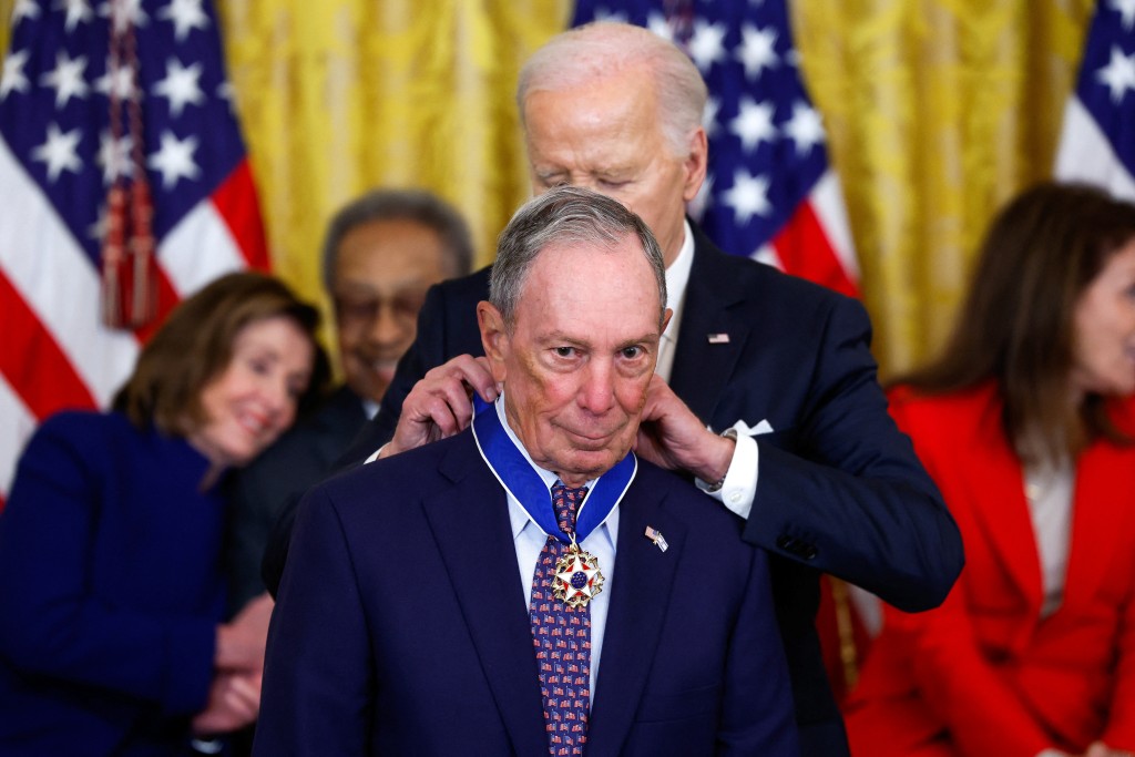 拜登向纽约前市长彭博颁发“总统自由勋章”。(路透社)