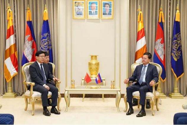 駐柬埔寨大使王文天（左）與副總理涅沙文辭行。熱風網