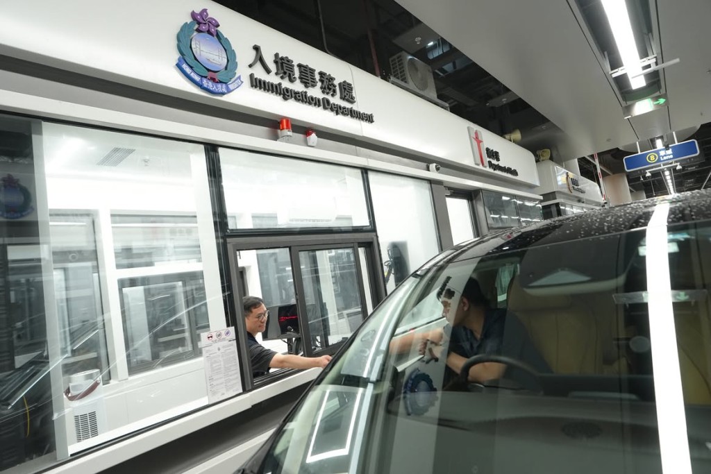 新皇崗口岸是港深兩地首個使用「聯合一站式車道」通關模式的口岸。