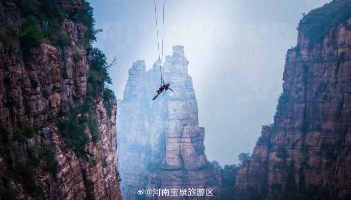 河南宝泉旅游区秋千。 微博