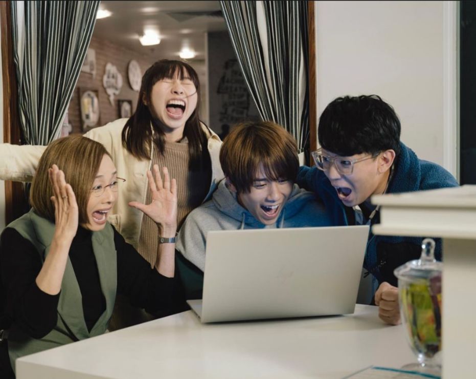 姜涛扮演嘅方晴成功在网上上载第一条片，身边人高兴得大叫。