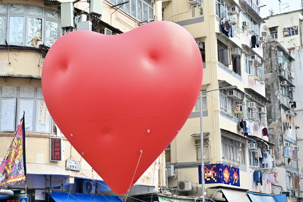 Chubby Hearts今日快閃來到深水埗鴨寮街，為粉絲帶來驚喜。鍾健華攝