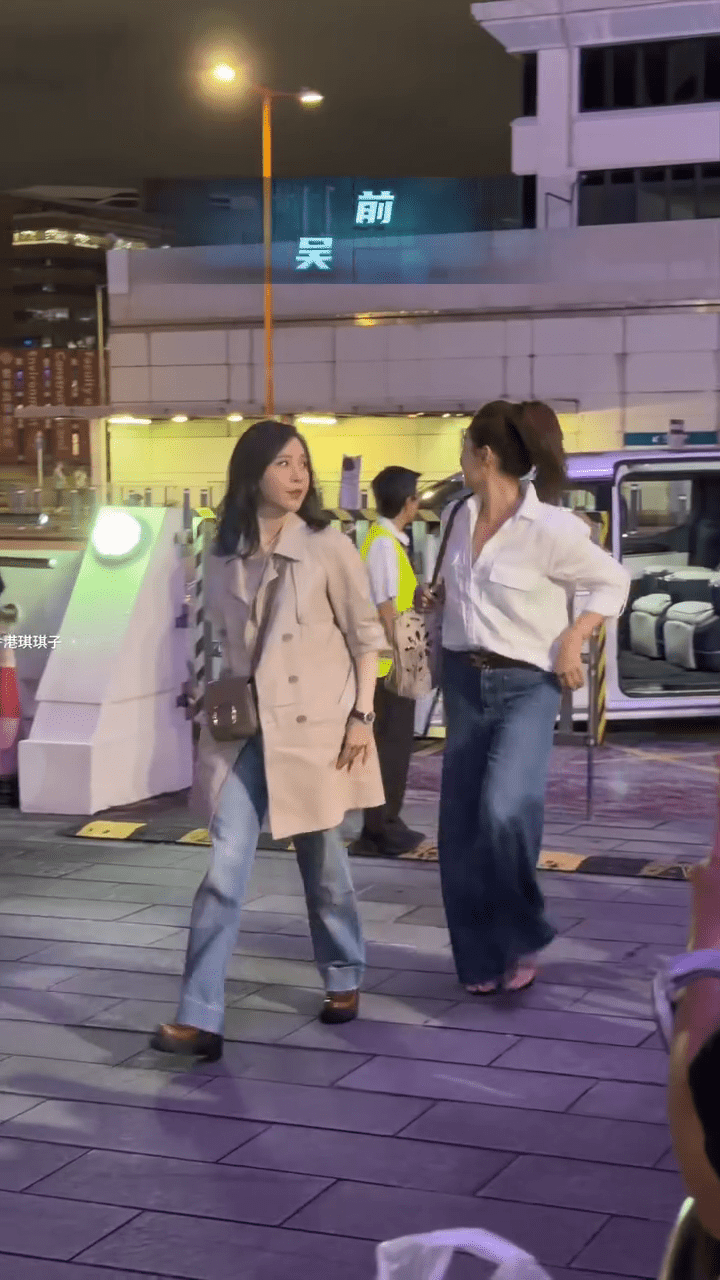 吳美珩與閨密顧紀筠結伴到場睇古天樂演唱會。 吳美珩與閨密顧紀筠結伴到場睇古天樂演唱會。