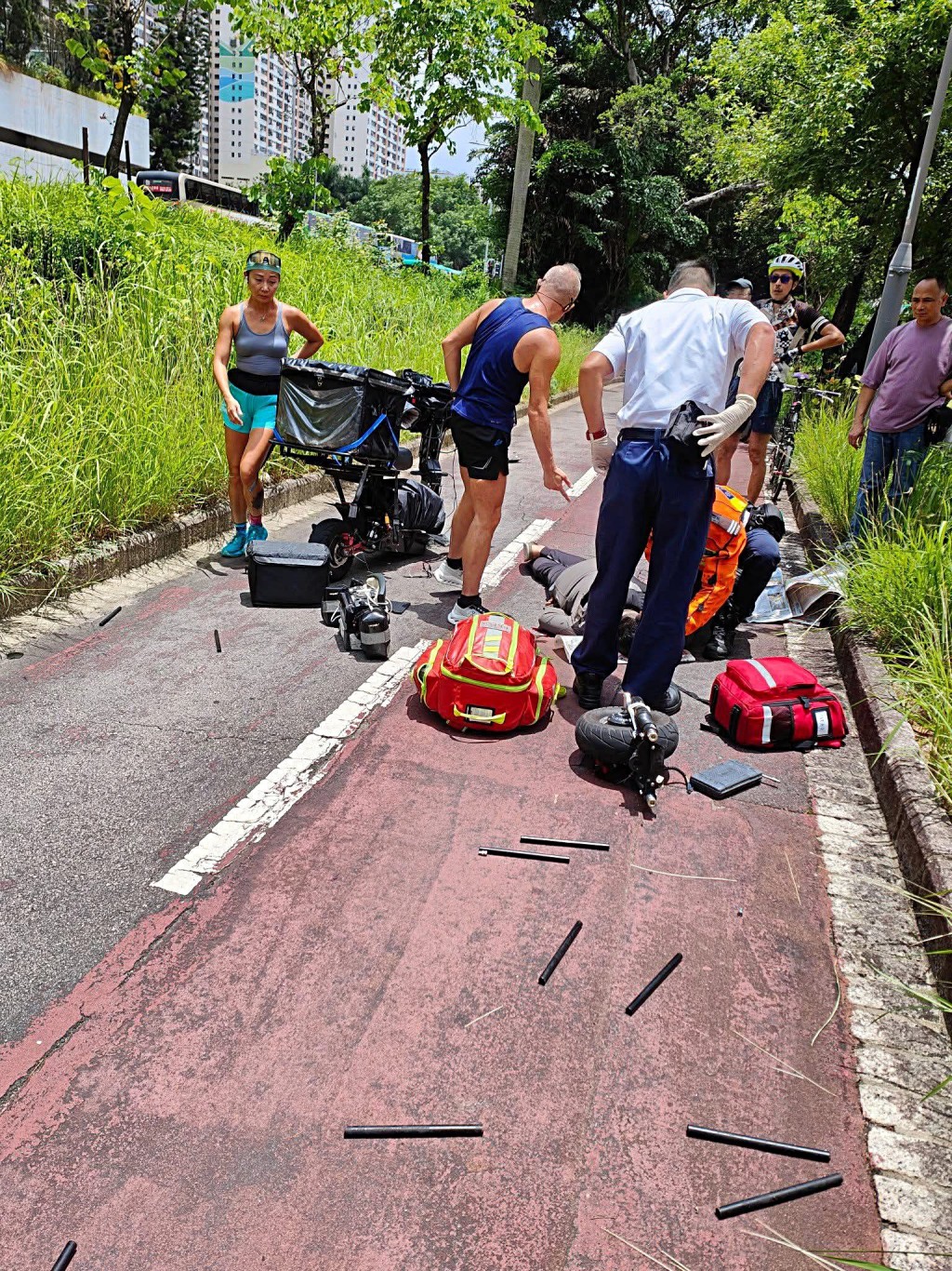 電動單車撞到甩轆及零件四散。fb：車cam L（香港群組）