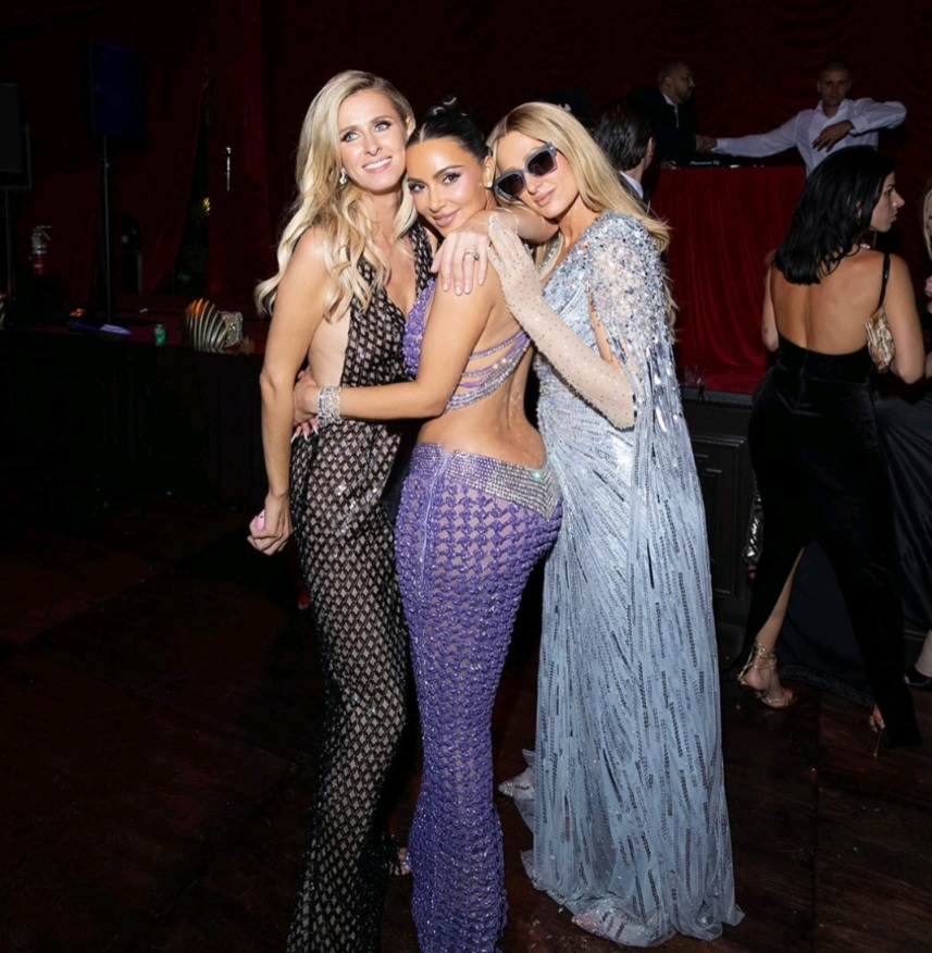 Kim的名媛閨密Paris Hilton（右）和Nicky Hilton（左）都有來祝賀auntie。