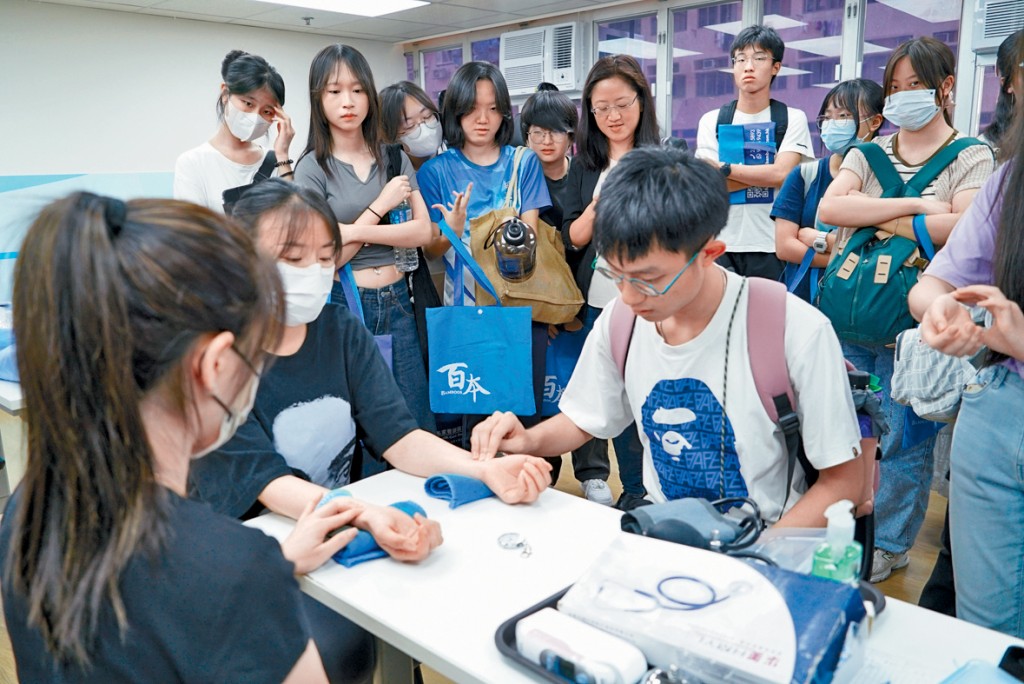活動讓學生能夠親身體驗醫護工作。