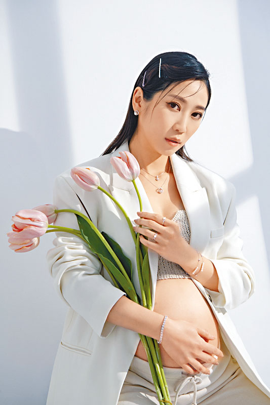 蔡明思挺住巨肚拍下「母女」珍貴靚相。