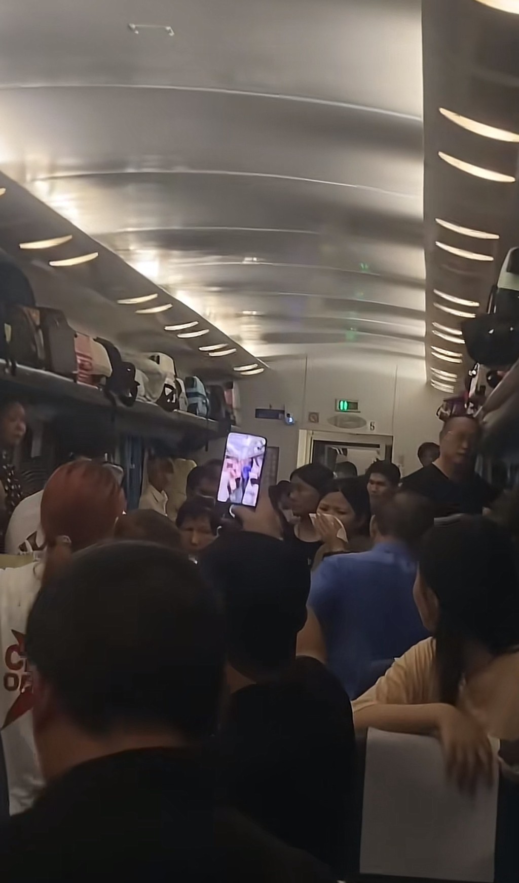 列車被撞脫軌浙江停運3小時悶熱難耐，乘客砸窗通風。抖音@億個達不劉_