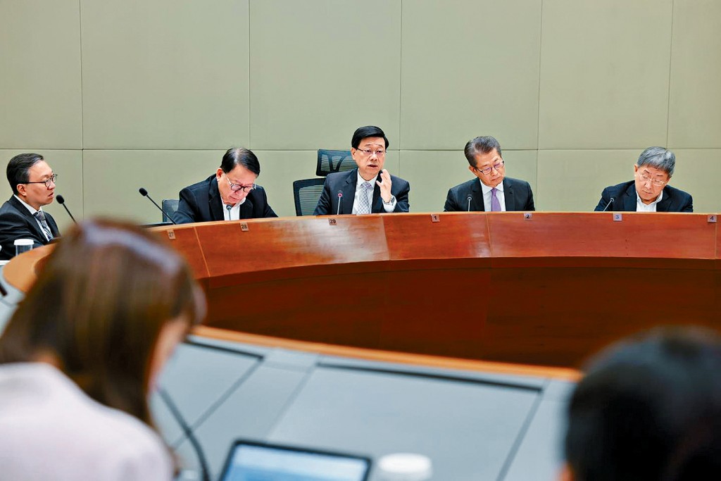 李家超(右三)表示,已要求各司長按這些理念和重點項目,謀劃具體工作計劃並盡快執行落實。