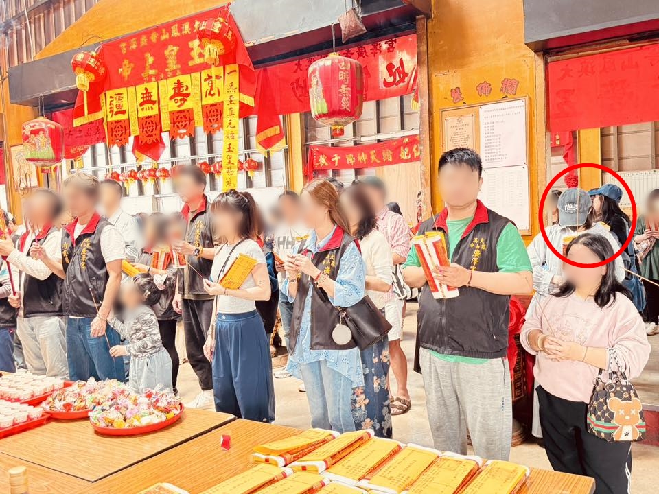 戴帽的粿粿（紅圈）站在人群之中。（大溪鳳山寺廣澤宮FB）