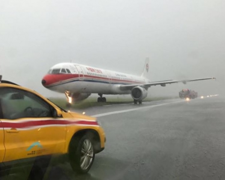 中國東方航空客機著陸衝出跑道，消防到場戒備。網上圖片