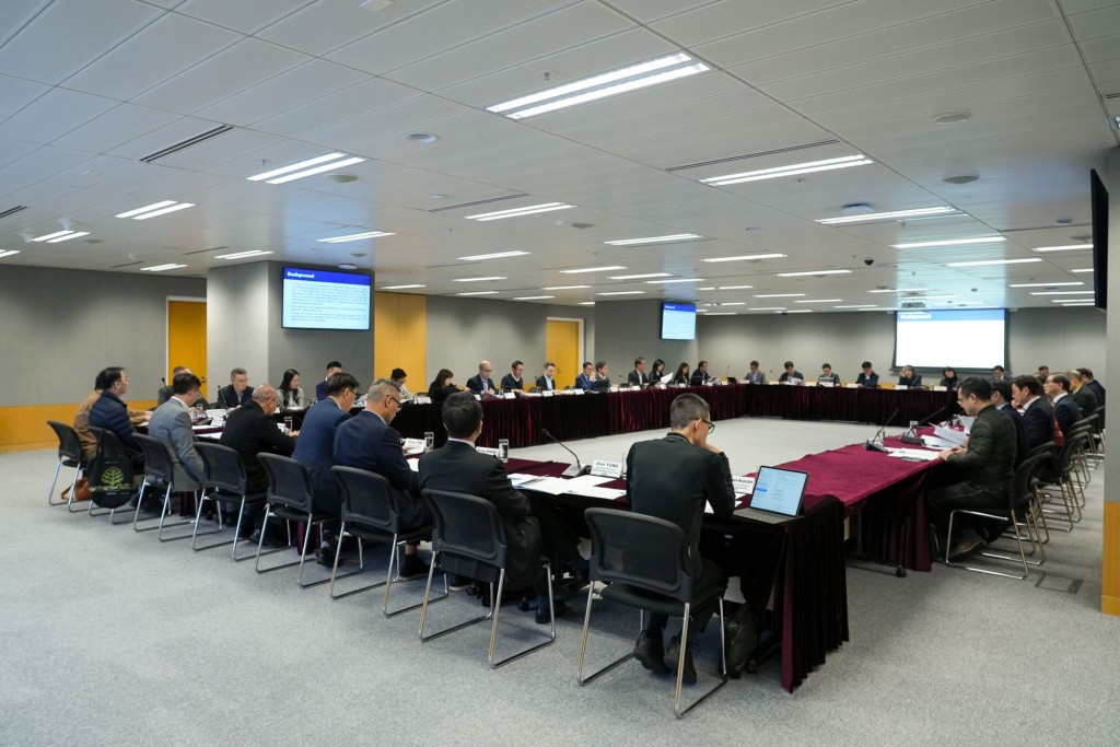 发展局两个小组会定期举行会议,处理个案和监察绩效。宁汉豪网志图片 发展局两个小组会定期举行会议,处理个案和监察绩效。宁汉豪网志图片