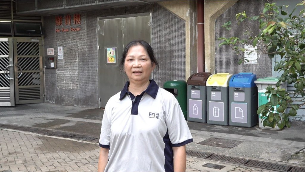 清潔工玉姐則擔心如何處理未有用指定袋包好的垃圾,怕會因此跟居民有爭執。 清潔工玉姐則擔心如何處理未有用指定袋包好的垃圾,怕會因此跟居民有爭執。