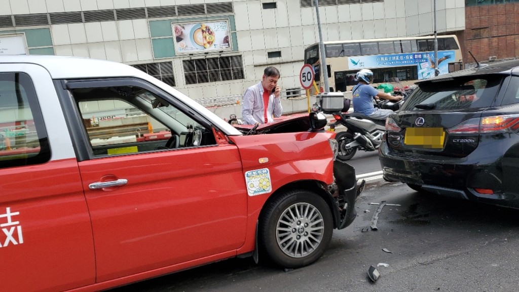 的士車頭與私家車車尾相撞。徐裕民攝