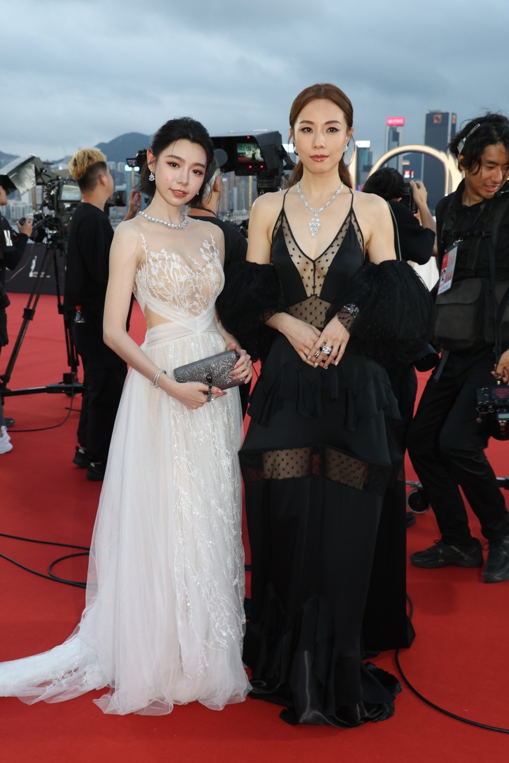 林明禎（左）貼身裙騷身材。