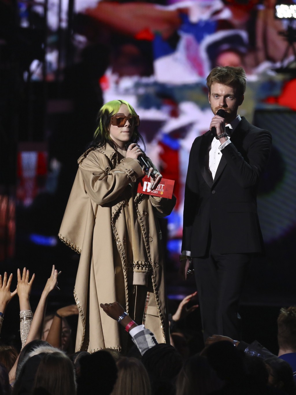 Billie和哥哥Finneas再度孖住現身頒獎禮。