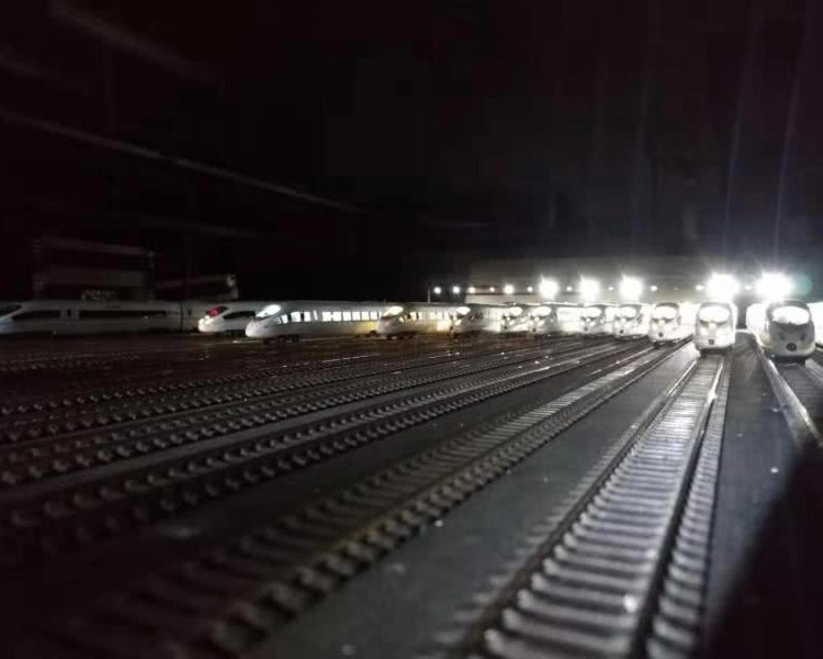 這套模型最多可容納20列高鐵列車。網圖