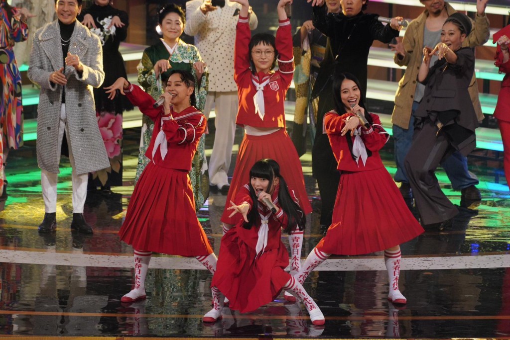 騎呢校園風女團ATARASHII GAKKO!為紅組打頭陣。 騎呢校園風女團ATARASHII GAKKO!為紅組打頭陣。