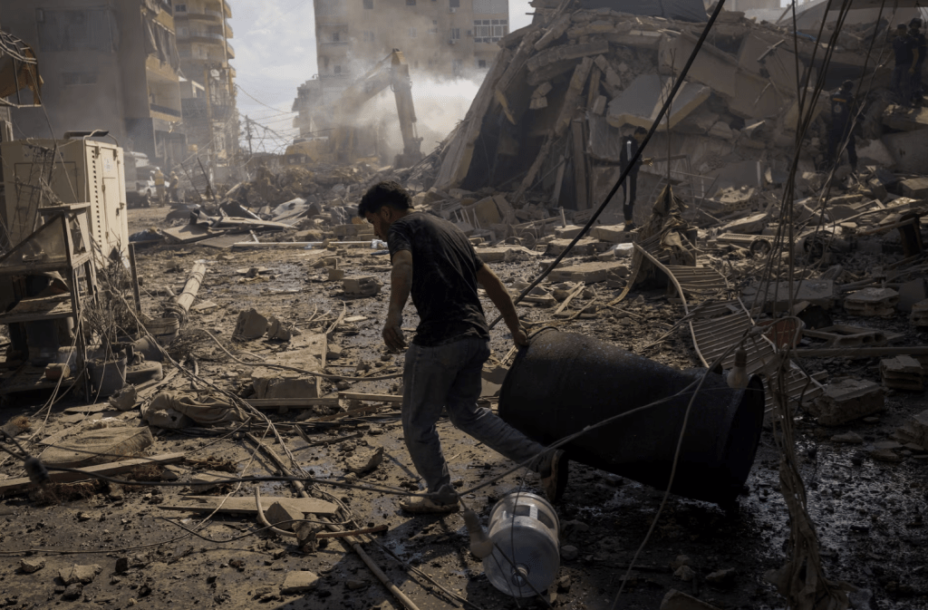 特朗普又稱，「極不可能」延長與伊朗的停火協議，而一旦停火協議到期，「那麼就會有大量炸彈爆炸」，暗示會馬上向伊朗發動襲擊。路透社