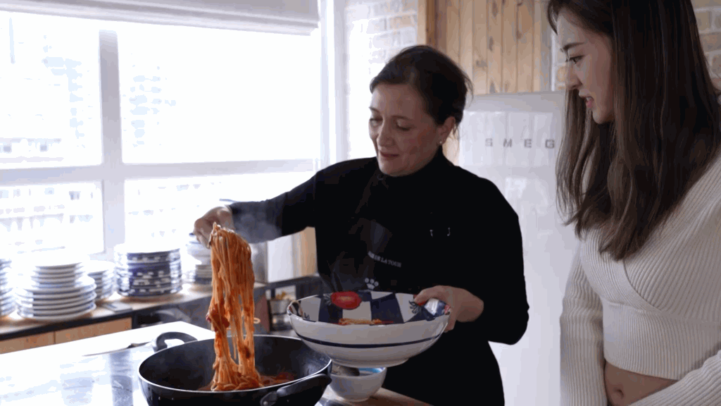 Keti教授主持Maggie煮她的家鄉食譜番茄意大利粉。