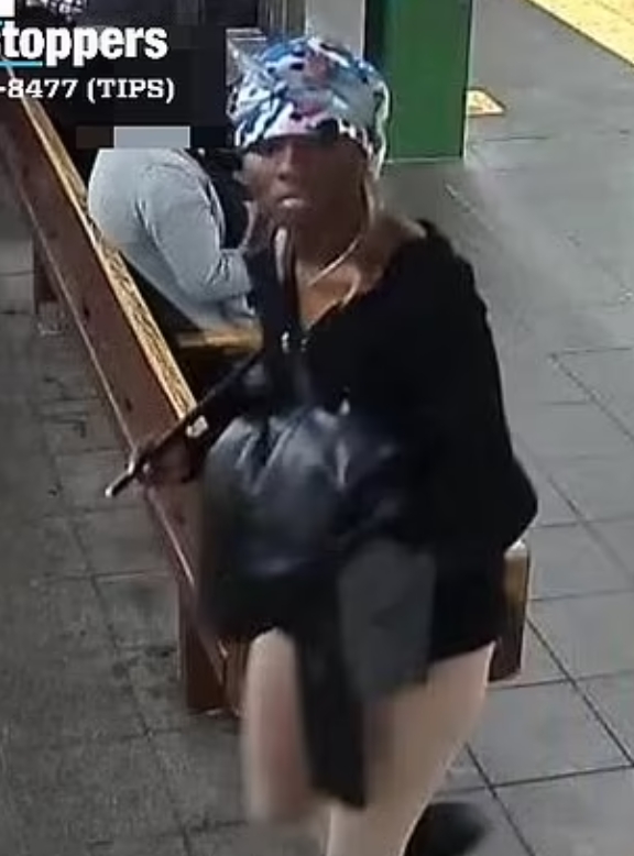 美國女黑人日前在地鐵站內隨機傷人。(片段截圖)