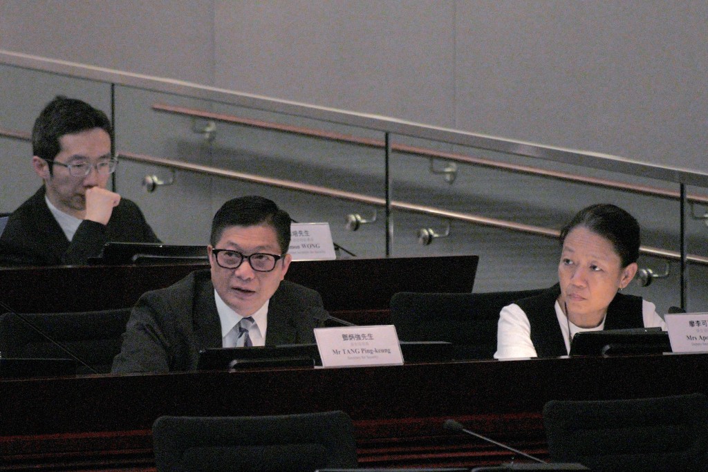保安局局长邓炳强其后强调需视乎有否「合理辩解」，分辨持有者是否具煽动，若不涉煽动则不会犯法。资料图片