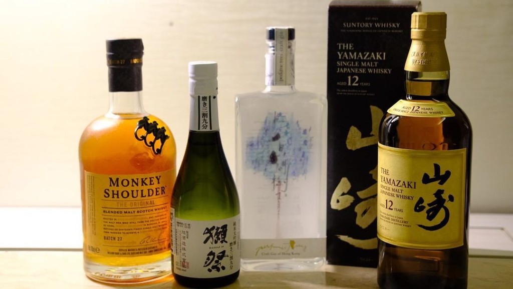 一個隊晒咁多酒?