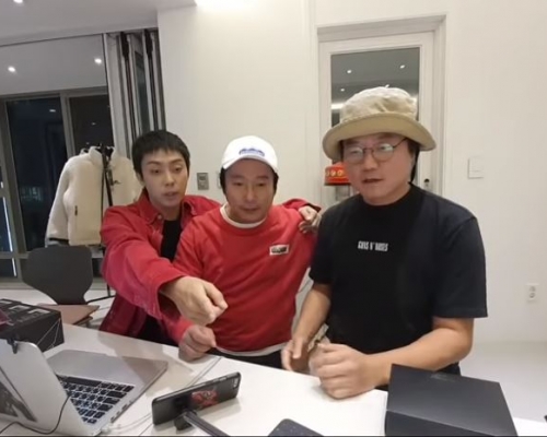 羅PD（右）跟殷志源和李秀根做直播，懇求網民停止訂閱他的網站。（截圖）