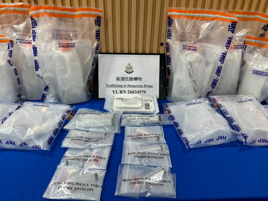 警方檢獲液態依托咪酯、食用香料及包裝工具。