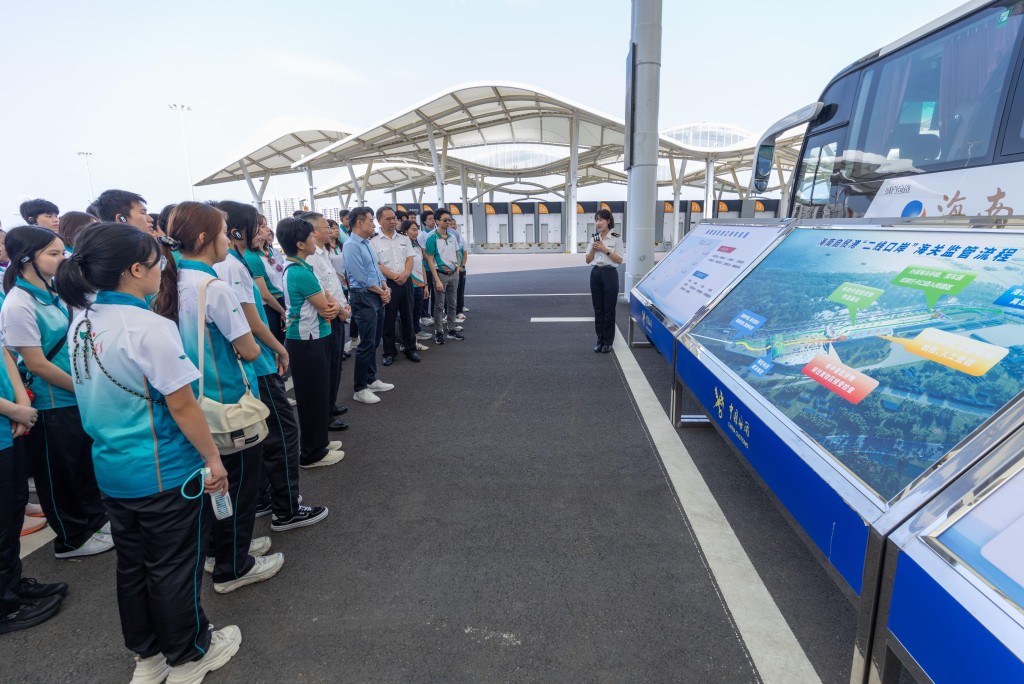 Customs YES會員參觀海口新海港和南港「二線口岸」(貨運)集中查驗場所,了解海南自貿港基礎建設及海關封關運作情況。 Customs YES會員參觀海口新海港和南港「二線口岸」(貨運)集中查驗場所,了解海南自貿港基礎建設及海關封關運作情況。