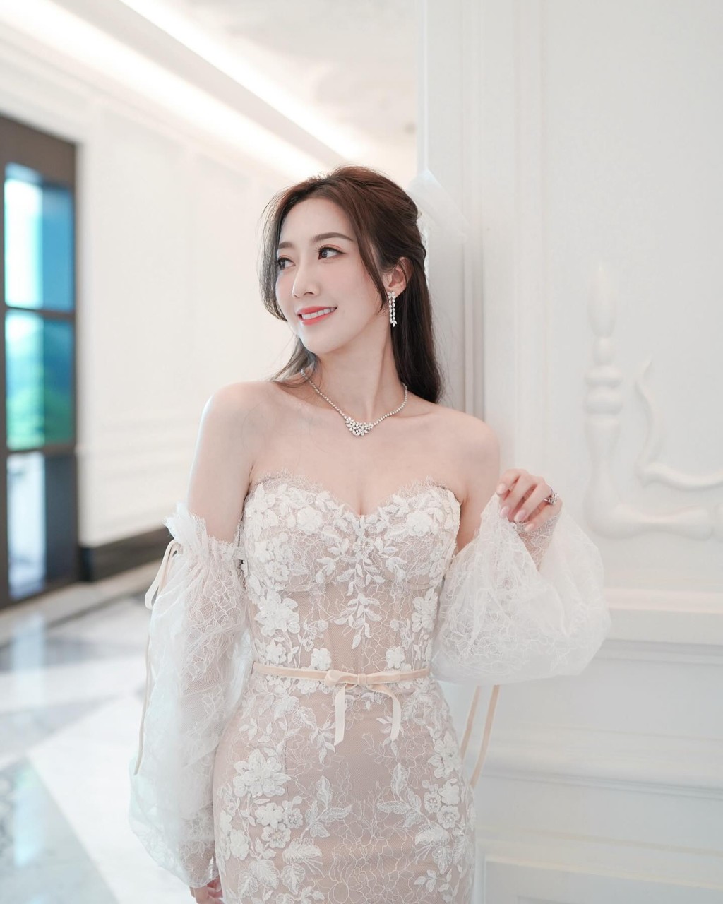 何依婷在IG上载了在《万千星辉颁奖典礼2023》穿上的靓衫照。