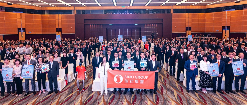 信和集團主席黃永光在員工大會上，帶領大家呼籲踴躍投票，履行公民責任。