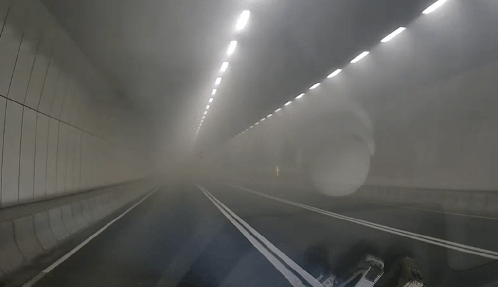 隧道內濃煙密布。（YouTube車Cam特警片段截圖）
