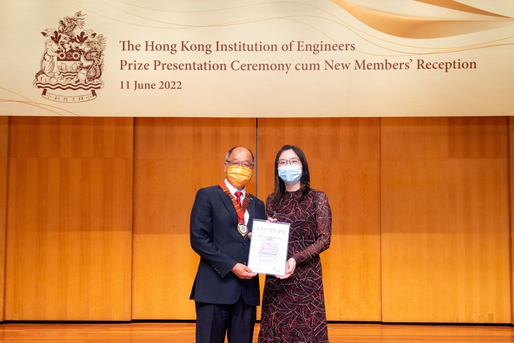 葉津沂勇奪「2021 年度傑出見習工程師獎」第三名。
