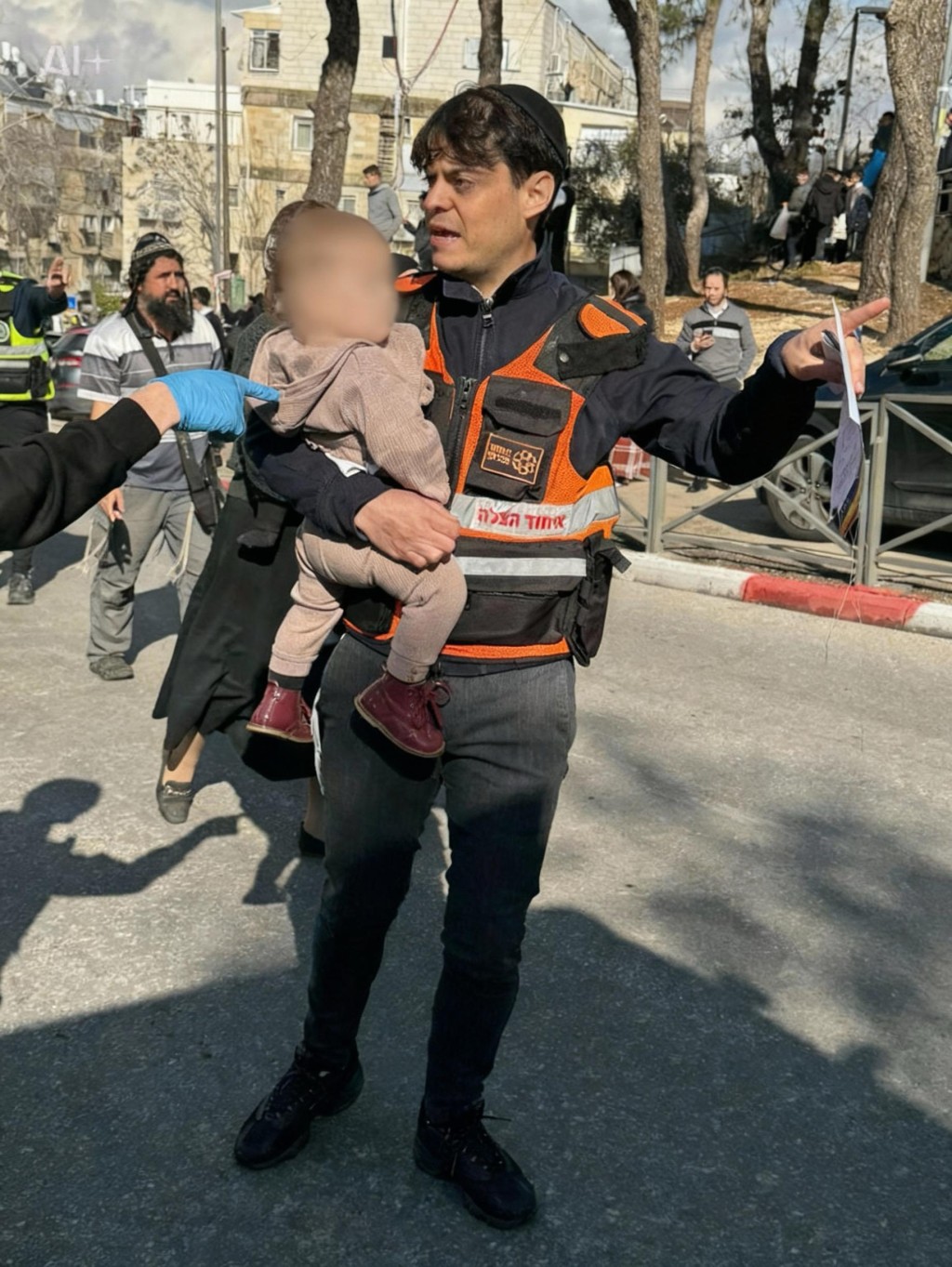 救援人員需多次進入建築物，緊急疏散嬰幼兒。X@UnitedHatzalah 圖片