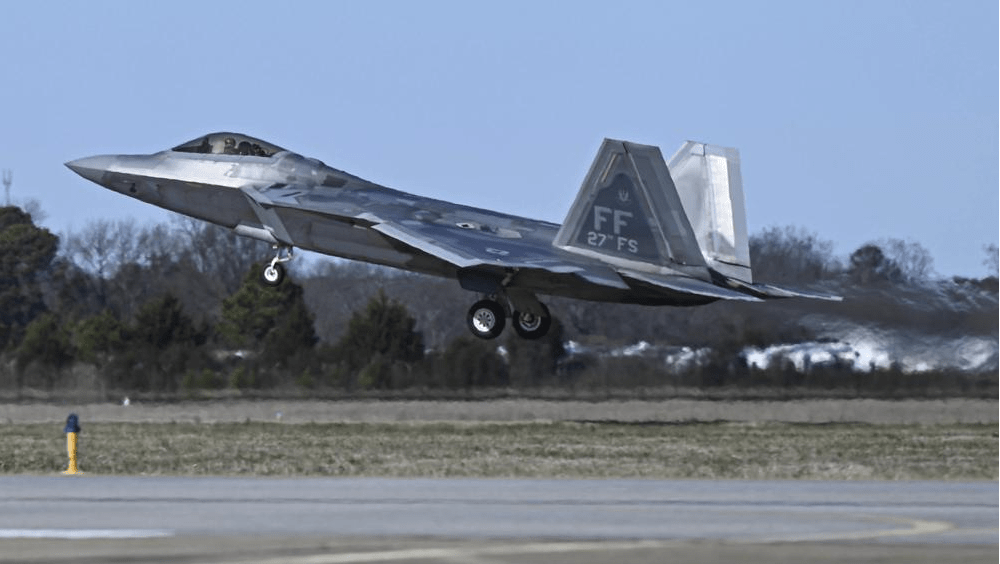 美國F-22戰鬥機連續三天擊落來歷不明的高空物體。AP