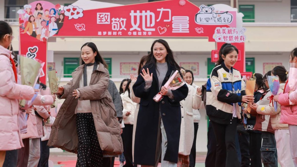 今年「三八」國際婦女節，內地多城的宣傳標語主動摒棄了過去幾年常用的「女神節」、「女王節」話術。新華社