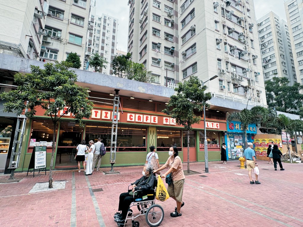 因本港未有强制私人楼宇必须有乐龄设计，居民老后生活的便利性值得关注。