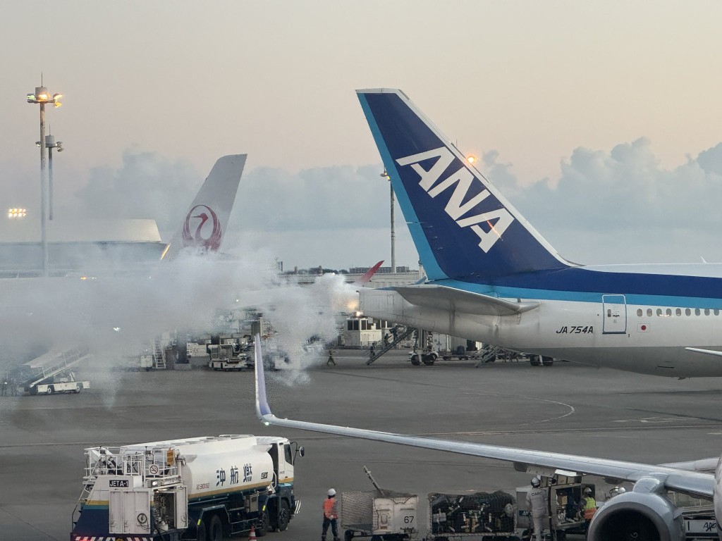 全日空波音客機尾部突冒白煙，煙勢猛烈。X圖片