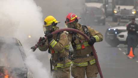 加拿大卑詩省的消防員，正在為汽車滅火。網上圖片