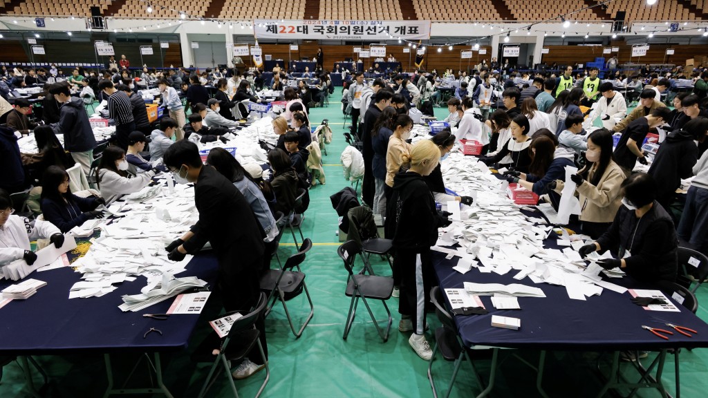 南韩国会选举结束后，工作人员忙碌点票。 路透社