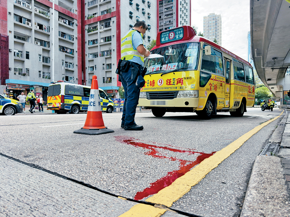小巴左邊車頭凹陷，地上遺下大片血跡。