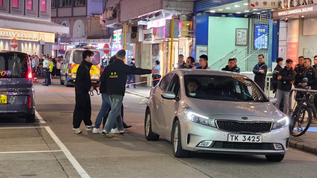 疑犯不斷向警員講述案發情況。徐裕民攝 疑犯不斷向警員講述案發情況。徐裕民攝