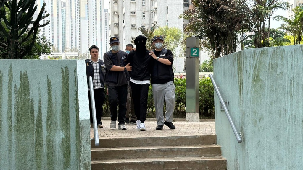 海關人員在馬鞍山富安花園拘捕一名男子。梁國峰攝 海關人員在馬鞍山富安花園拘捕一名男子。梁國峰攝