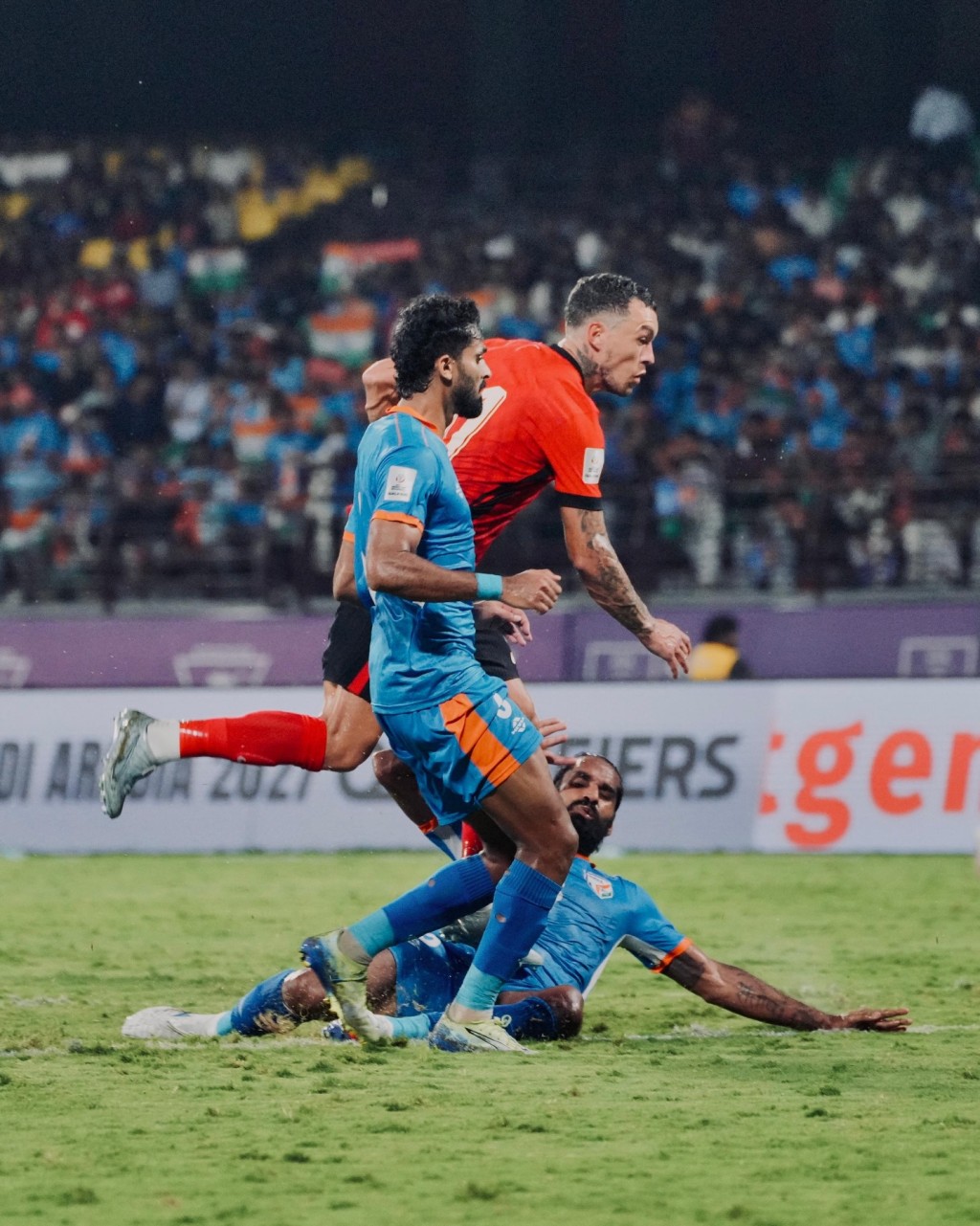 65分钟巴拉克直传，艾华顿接应起脚为港队扳回一城追成1:2。足总FB图