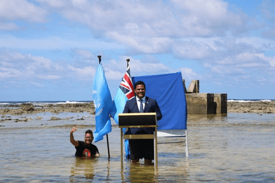 吐瓦魯外交部長柯飛站在水中進行氣候演說，讓大眾關注海平面上升的嚴重性。