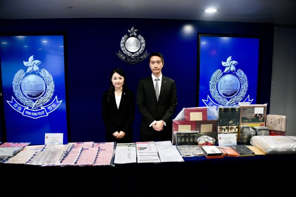 商業罪案調查科警司朱銘麟(右)及總督察盧愛健(左)交代案件。 商業罪案調查科警司朱銘麟(右)及總督察盧愛健(左)交代案件。