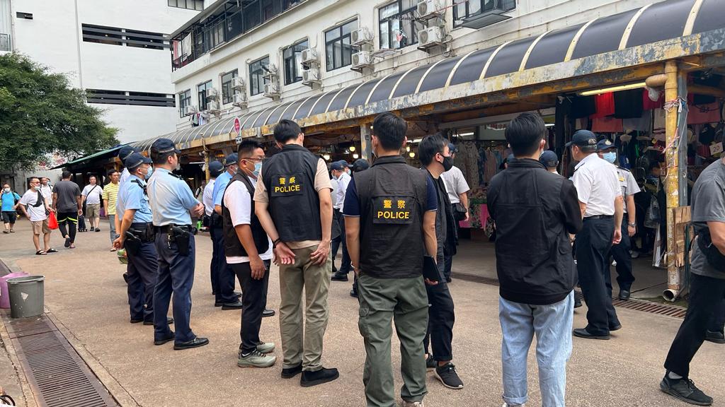 警方食環一連三日掃蕩牛池灣街市 打擊檔販阻街。警方圖片